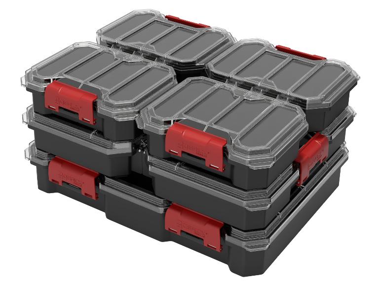 Gestapelte schwarze Aufbewahrungsboxen mit roten Verschlüssen und transparenten Deckeln.