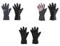 Drei Paar Winterhandschuhe in Grau, Rosa und Schwarz.