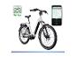 Weißes E-Bike mit Smartphone, das Navigations-App und Fahrdaten anzeigt.