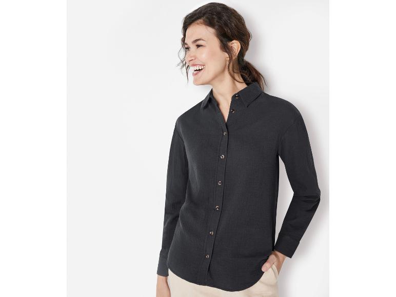 Langärmeliges schwarzes Hemd, lässiger Stil.