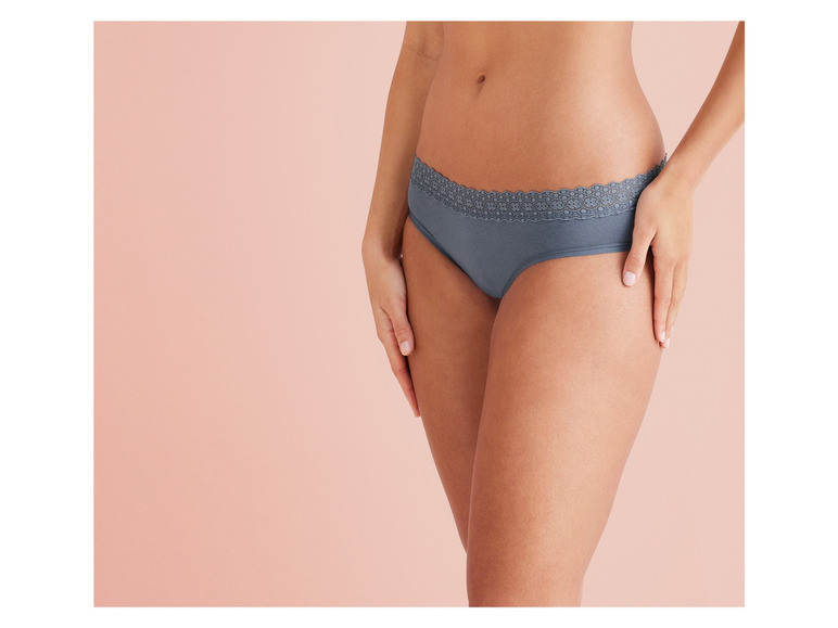 Damen-Unterwäsche mit Spitze in dunkelblau.
