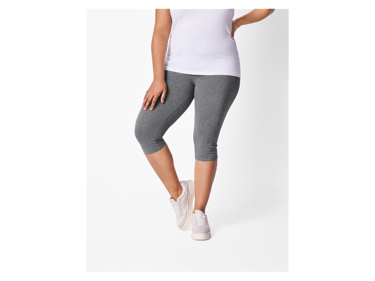 Frau in weißem Shirt und grauen Leggings.