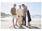 Sommermode: durchbrochene Strickwaren, Tuniken und Kleider am Strand.