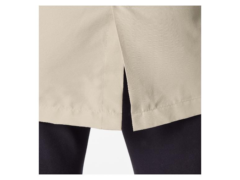 Rückenschlitz eines beigen Rocks oder Kleides über einer schwarzen Hose.