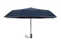 Ein dunkelblauer Regenschirm mit einem schwarzen Griff.