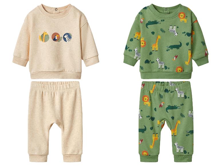 Zwei Baby-Outfits mit Tiermotiven: ein beiges mit drei runden Tiermotiven und ein grünes mit Dschungeltieren.