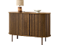 Holzschrank mit Tischlampe und dekorativer Schale.