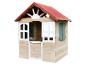 Hölzernes Kinderspielhaus mit rotem Dach und grünen Fensterläden.