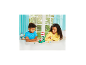 Zwei Kinder spielen ein Brettspiel mit einer großen rot-weißen Pflanzenfigur.