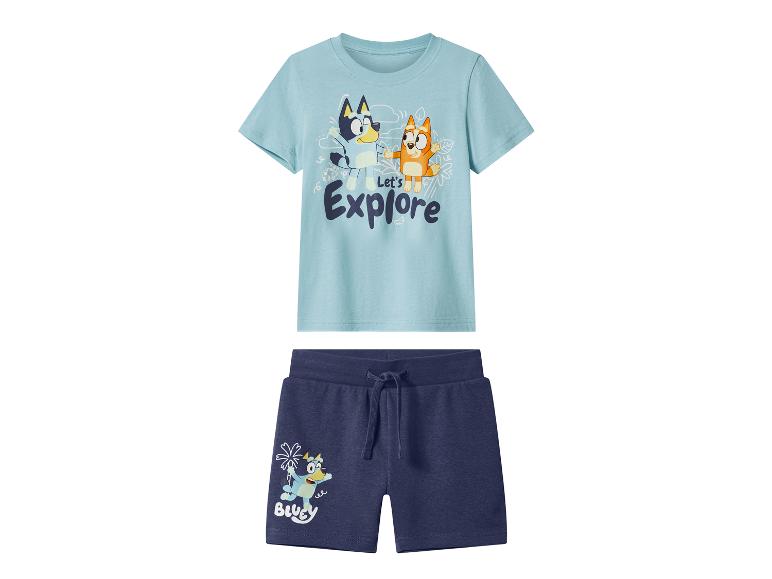 Kinder-Set mit hellblauem T-Shirt und dunkelblauen Shorts, beide mit Zeichentrickfiguren-Prints.