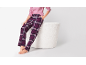 Damen-Pyjama mit Langarmshirt und karierter Hose in Bordeaux-Tönen.