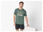 Lächelnder Mann in grünem T-Shirt mit „SUNDAY MOOD“-Aufdruck und schwarzen Shorts.
