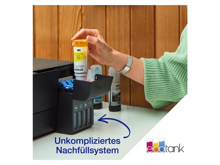Eine Hand füllt gelbe Epson EcoTank-Tinte in einen Drucker.