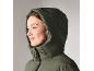Frau mit der Kapuze einer grünen Winterjacke auf dem Kopf.