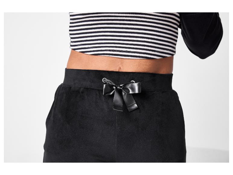 Gestreiftes Top und schwarze Hose mit Satinschleife