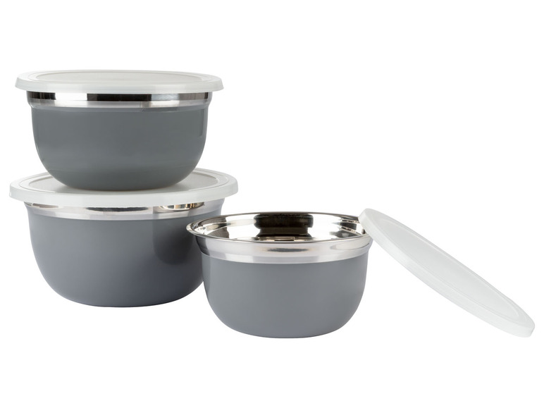 Ein Set aus drei grauen Schüsseln aus Edelstahl mit Deckeln.