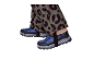 Kinder-Winterstiefel und Hose mit Leopardenmuster.