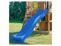 Blaue Rutsche und hölzernes Spielgerüst mit bunten Griffen in einem Garten.