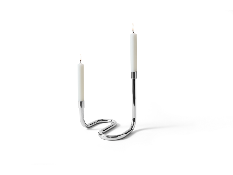 Moderner Chrom-Kerzenständer mit zwei brennenden weißen Kerzen.