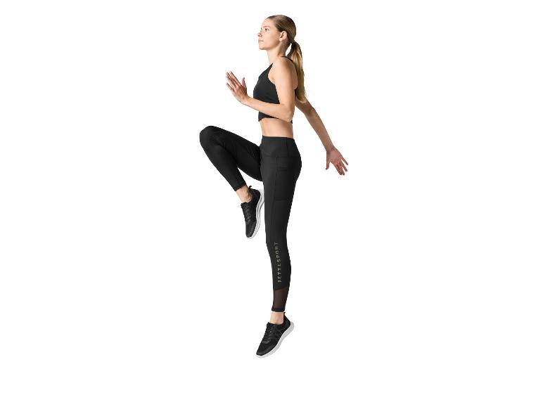 Frau in schwarzem Sport-BH und Jette Sport Leggings in Laufpose.