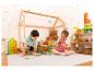 Zwei Kinder spielen mit bunten, transparenten Magnetbausteinen in einem Kinderzimmer.