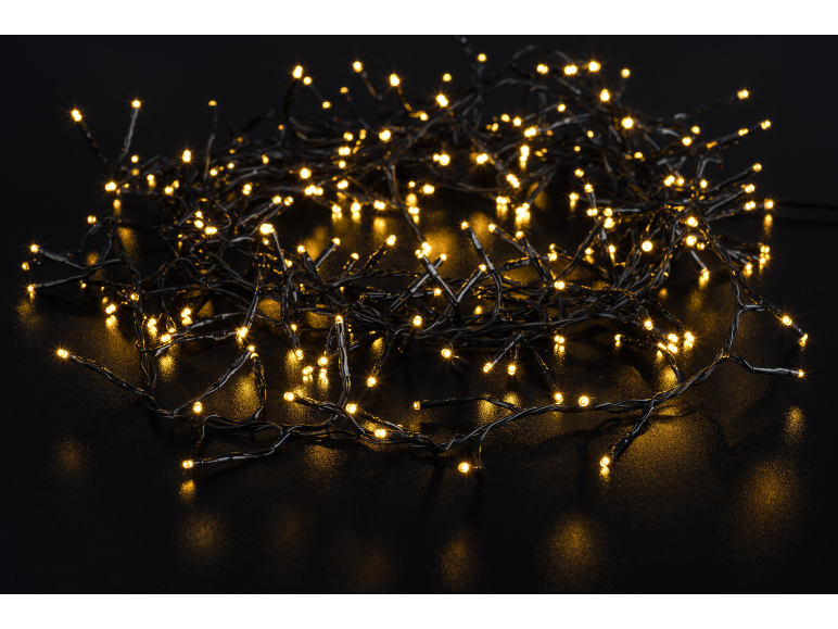 Warmweiße LED-Lichterkette auf schwarzem Hintergrund.