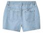 Hellblaue Jeans-Shorts mit Gesäßtaschen, Rückansicht.