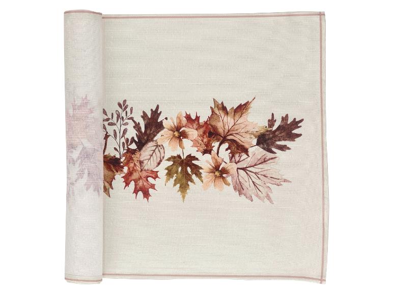 Cremefarbener Tischläufer mit Herbstblättern und Blumen in Braun- und Orangetönen.