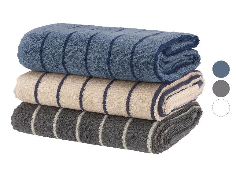 Stapel von drei gestreiften Handtüchern in Blau, Beige und Grau.