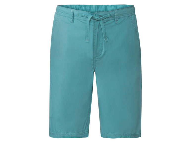 Eine hellblaue Shorts mit Kordelzug.