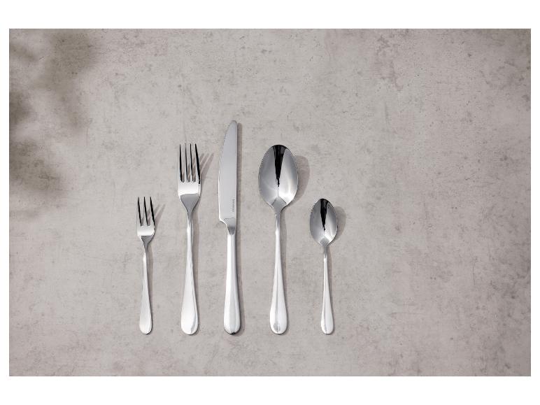 Silvercrest Besteckset mit Messer, großer und kleiner Gabel, großem und kleinem Löffel auf grauem Hintergrund.