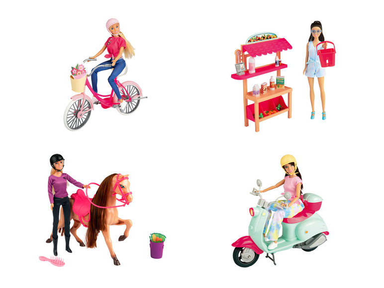 Puppen mit Zubehör, darunter ein Fahrrad, ein Pferd, ein Roller und ein Marktstand.