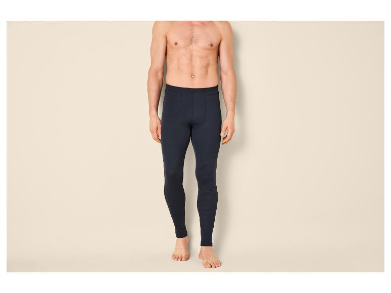Mann in dunkler, enganliegender Thermounterhose.