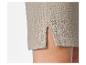 Detail beiger Shorts mit Schlitz am Bein, der Haut enthüllt.