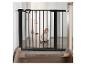 Baby-Schutzgitter an einer Treppe mit einem dahinter sitzenden Baby.