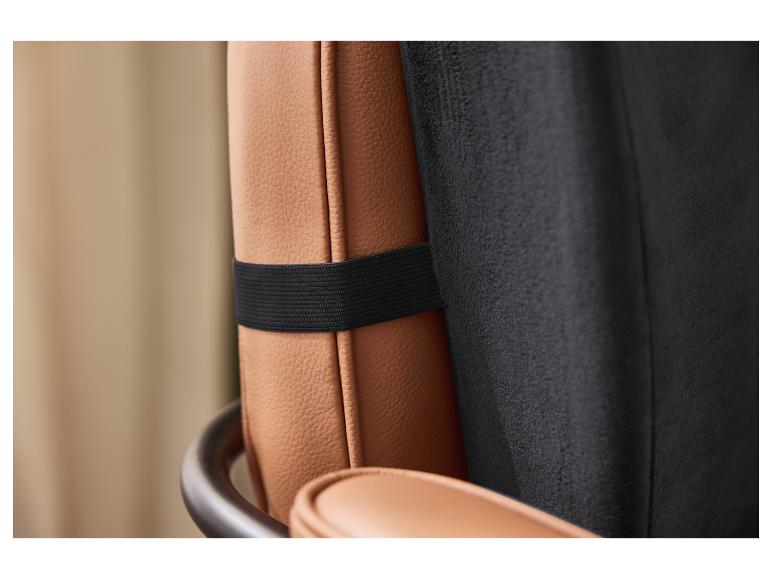 Detail einer braunen Lederstuhl-Rückenlehne mit schwarzem Gummiband und schwarzem Stoff.