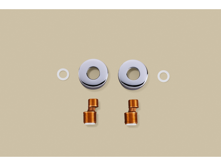 Zwei Chromrosetten und zwei Messingarmaturen mit weißen Dichtungen.