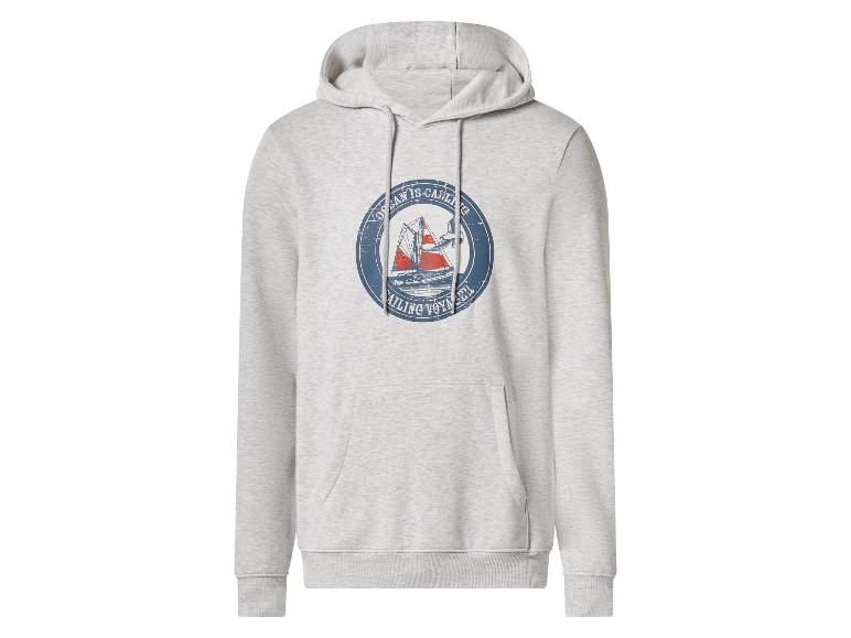 Hellgrauer Kapuzenpullover mit Segelboot-Motiv und dem Schriftzug „OCEAN IS CALLING SAILING VOYAGER“.
