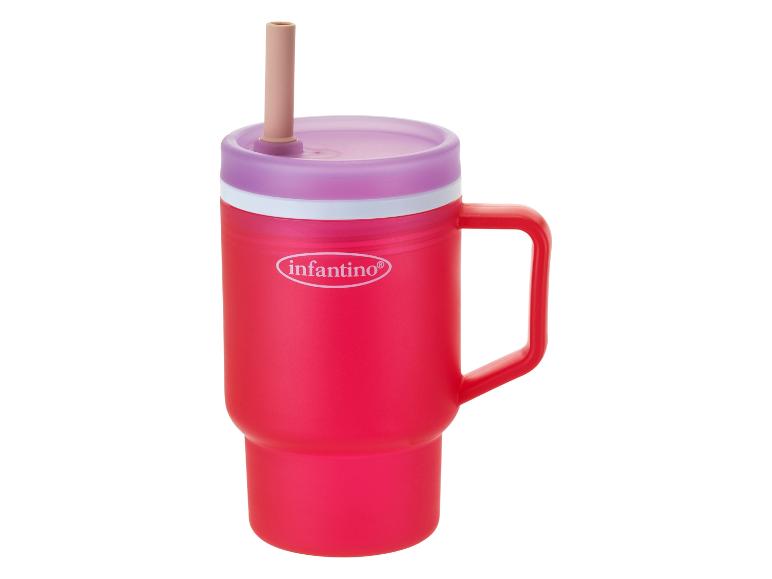 Roter Kinderbecher mit Henkel, lila Deckel und beigem Strohhalm
