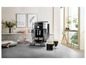 Eine De'Longhi Magnifica S Smart Espressomaschine mit zwei Tassen Espresso.