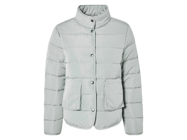 Eine hellgraue Steppjacke mit Knöpfen.