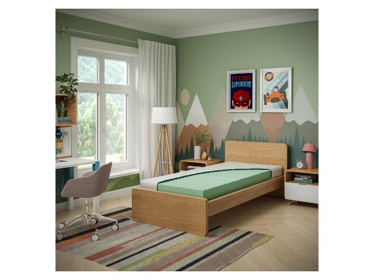 Kinderzimmer mit Holzbett, Schreibtisch und Stuhl, dekoriert mit Bergwandbildern.