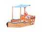 Hölzerner Sandkasten in Bootsform mit blauem Sonnendach, Lenkrad und Rettungsring
