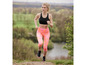 Eine Frau in Sport-BH und Leggings läuft während eines Trainings.