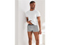 Mann mit weißem T-Shirt und grauen Boxershorts.
