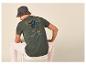 Grünes Herren-T-Shirt mit Palmenprint und 'BEACH CLUB Paradise' Schriftzug auf dem Rücken.