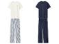Zwei Pyjama-Sets: eines weiß mit blauen Streifen, das andere marineblau.