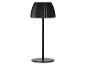 Schwarze Tischlampe mit plissiertem Schirm und rundem Fuß.