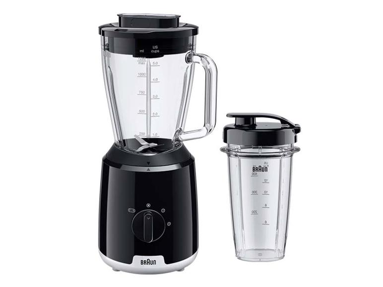 Ein Braun Mixer mit schwarzem Sockel und transparentem Krug, daneben ein kleinerer persönlicher Mixbecher.