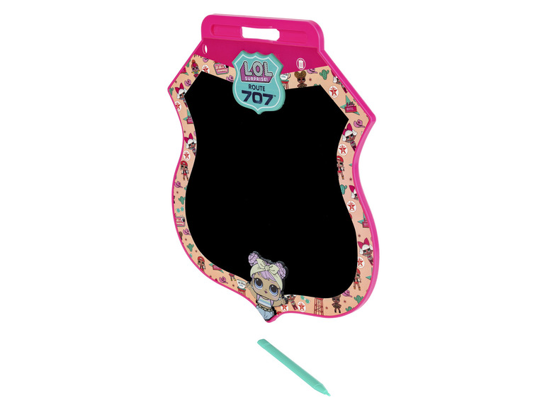 Eine rosa LOL Surprise Tafel mit einer schwarzen Kreidetafel und einem grünen Stift.